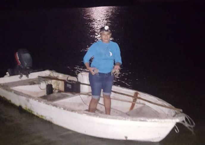 Sola y en la oscuridad, así disfruta Nelly de la pesca en San Felipe